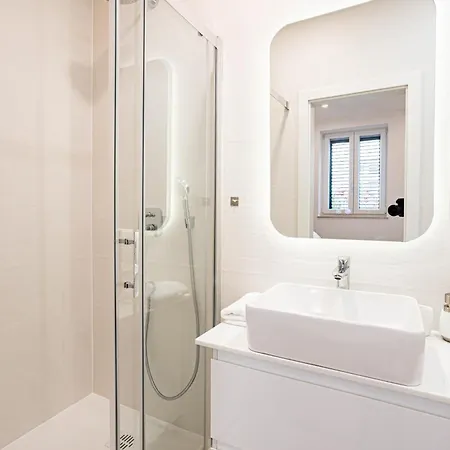 Luxury Center House Apartment Split